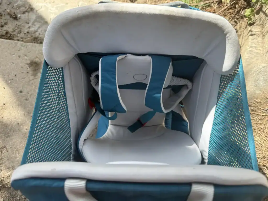 Padded cockpit and harness of the Osprey Poco SLT child carrier seen from above